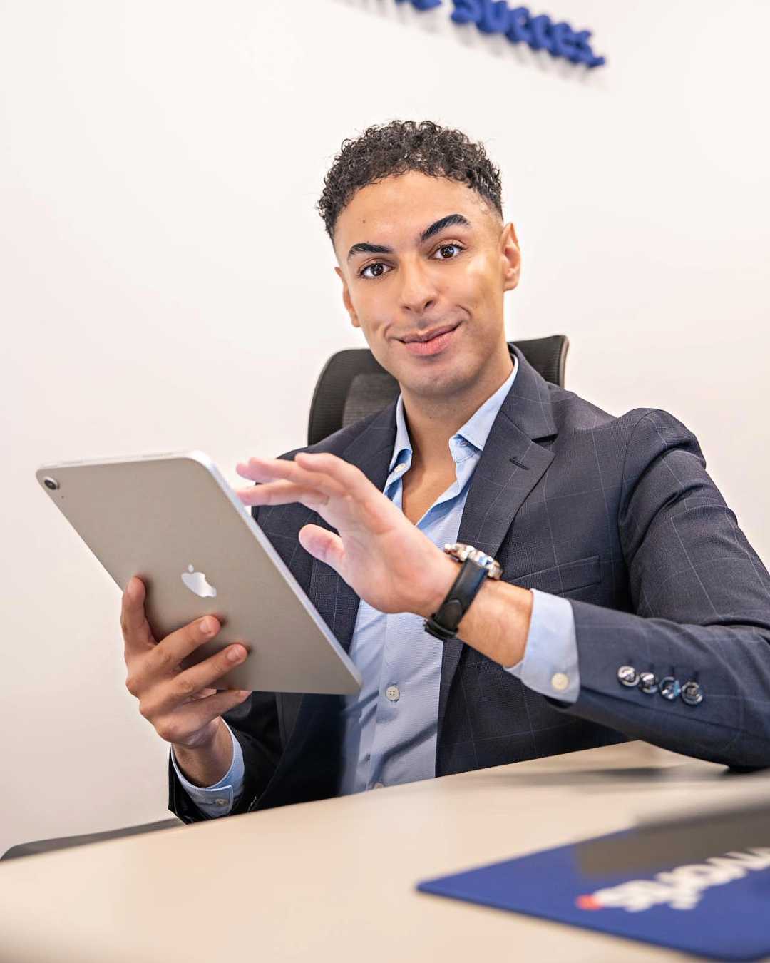 Zakelijke adviseur van ViVortis werkt aan WordPress website ontwerp op iPad. Professioneel webdesign bureau in Eindhoven