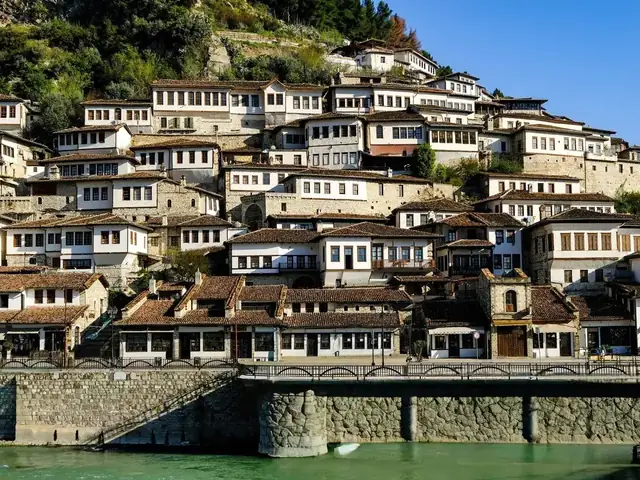 De witte huizen van Berat in Albanië, een bestemming van AirTour Vakanties