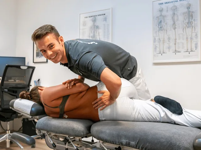 Chiropractor van Chiropractie Vught behandelt de rug van een patiënt in de praktijk