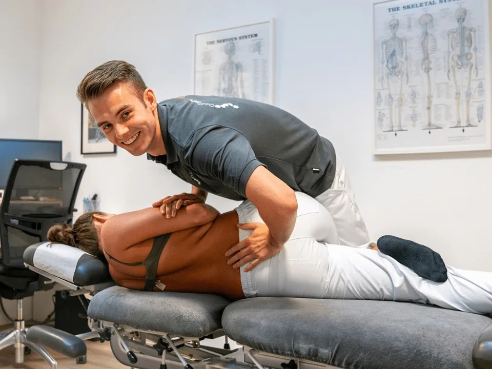 Chiropractor van Chiropractie Vught behandelt de rug van een patiënt in de praktijk