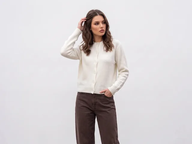 Model in een crèmekleurig vest en bruine broek uit de collectie van Saraiy