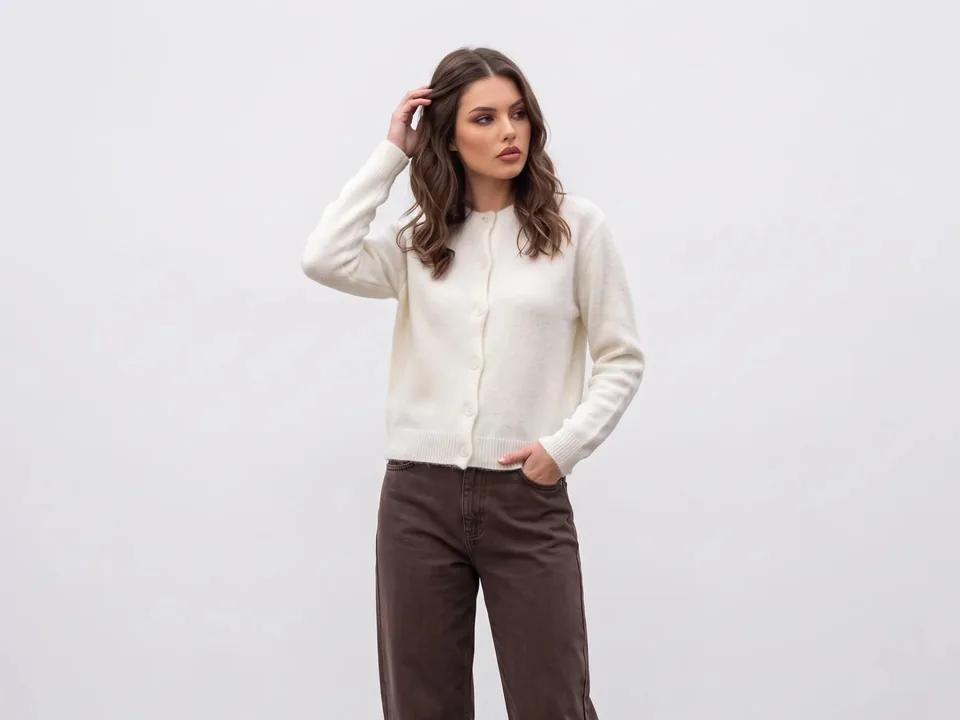 Model in een crèmekleurig vest en bruine broek uit de collectie van Saraiy