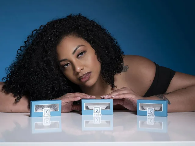 Model met de DIY-lashes van Xynxira Lashes in de blauwe verpakking