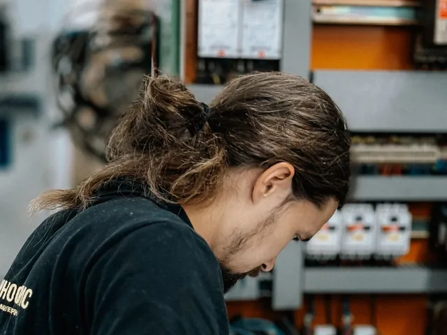 Elektricien van BMS Energy controleert de elektrische installatie in een woning