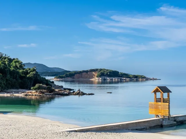 Strand en eilandjes van Ksamil aan de Albanese Rivièra, een van de reizen op de website van AirTour Vakanties