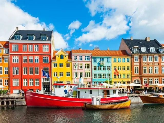 Kleurrijke huizen en boten aan de Nyhavn in Kopenhagen, een bestemming van Vlieg&Trein