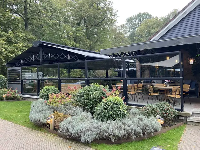 Overdekt horecaterras met glazen wanden van Terras Totaal Concept, waarvoor ViVortis Google Ads en Meta Ads beheert