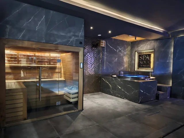 Sauna en jacuzzi in een privé spa van Spa Nova, de foto’s die nu sneller laden op hun website