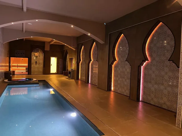 Privé spa van Spa Nova met verlicht zwembad, jacuzzi en Marokkaanse bogen