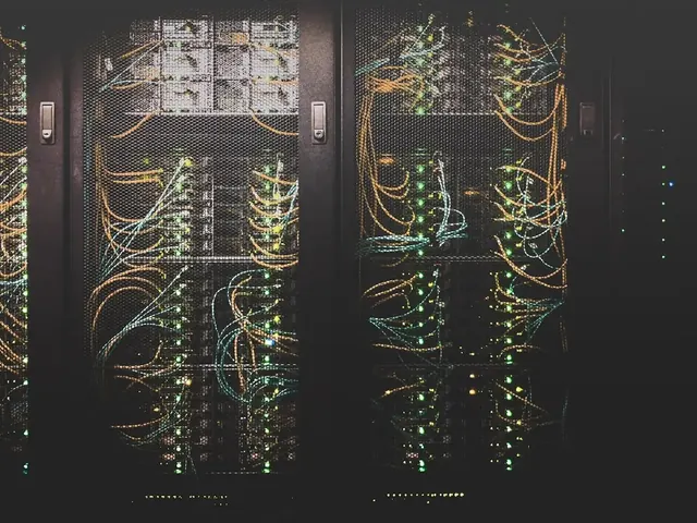 Serverracks met netwerkkabels in een datacenter, het werkterrein van IT-continuïteitsspecialist Twist IT
