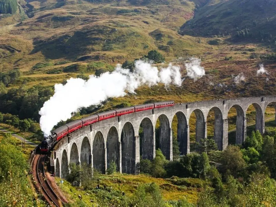 Stoomtrein over het Glenfinnan-viaduct in Schotland, onderdeel van de Schotland-reizen van Vlieg&Trein
