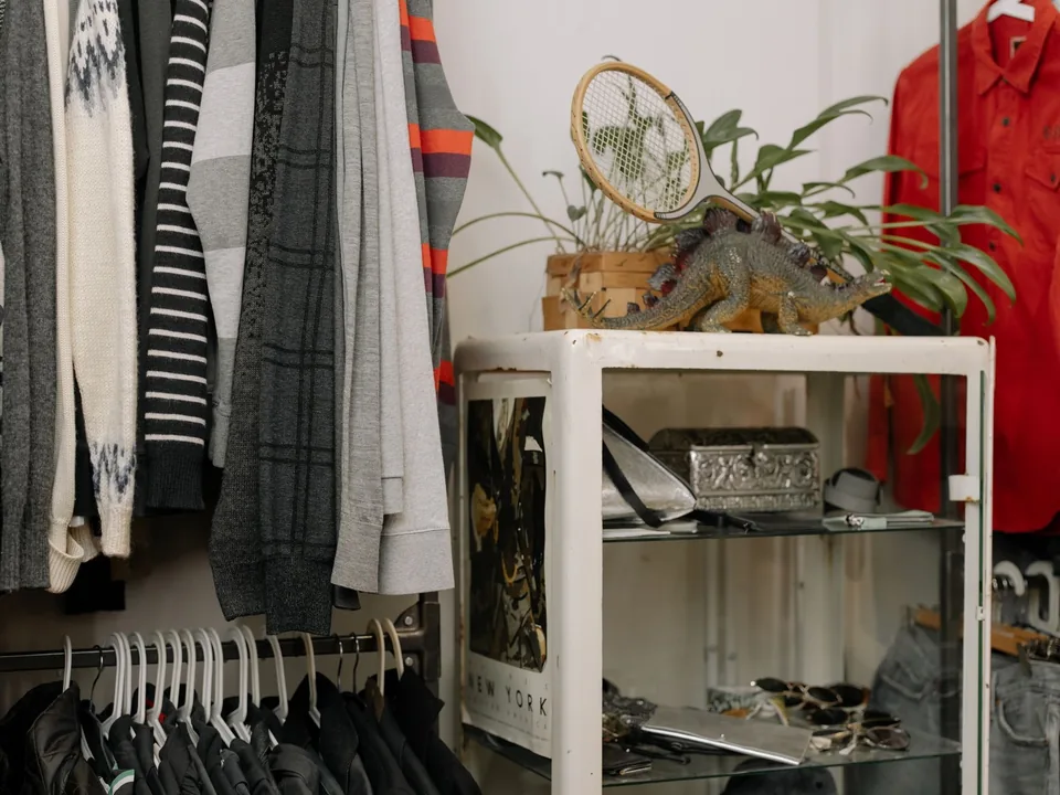 Rekken met vintage kleding in een tweedehandswinkel, het assortiment waar de webshop van Vintasje om draaide