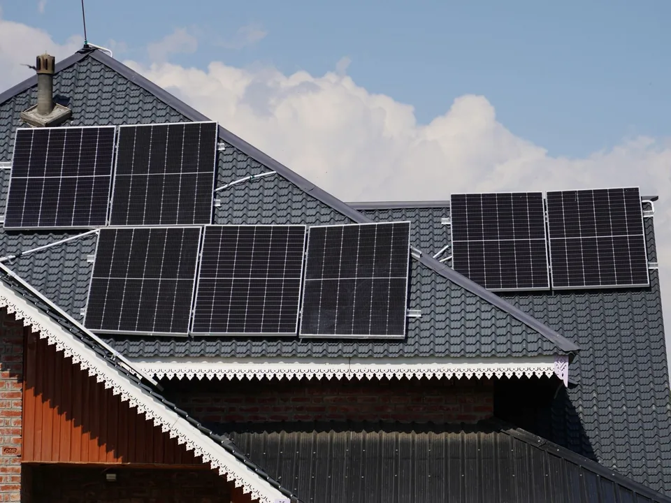 Zonnepanelen op het pannendak van een woning, het soort huishouden waarvoor TopVolt klanten zocht voor een thuisbatterij